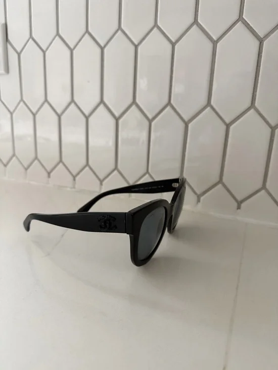 CHANEL Black Oversized Cat-Eye Sunglasses - Picture 2 of 7